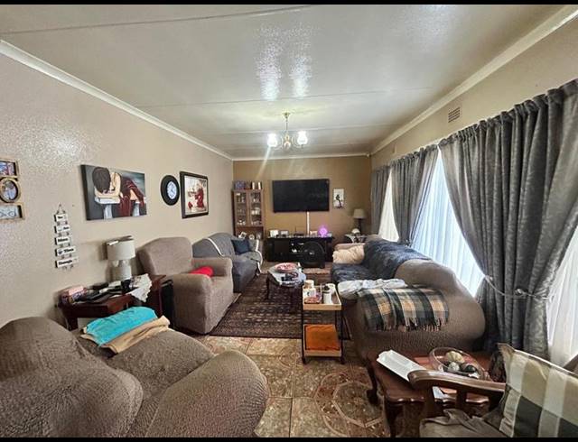 3 BEDROOM HOUSE FOR SALE IN DERSLEY